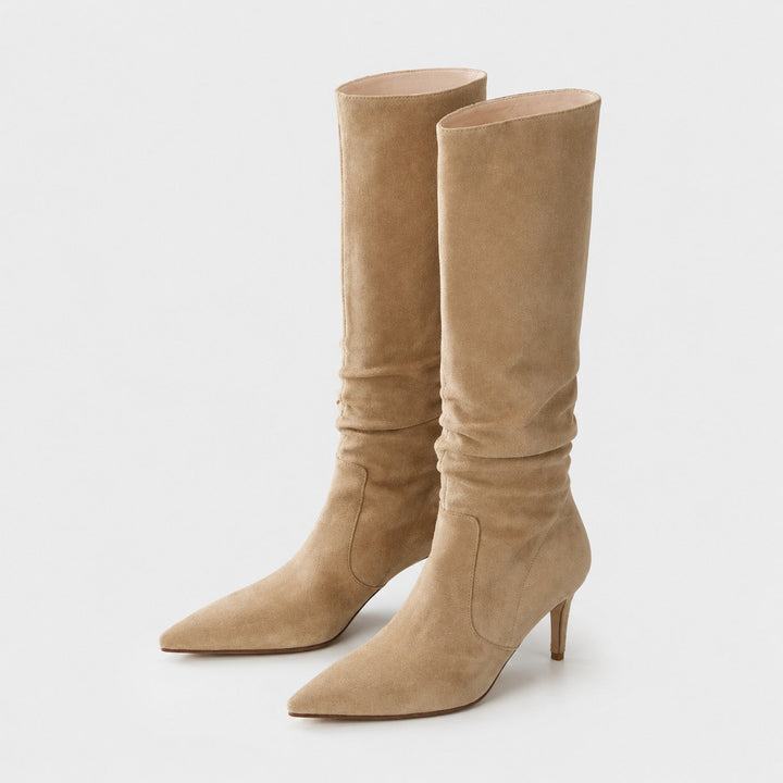 Botas altas de mujer elegantes con tacón de aguja. Estilizan la figura, ideales para fiestas y moda otoño-invierno.