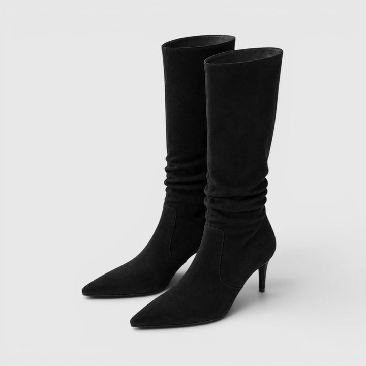 Par de botas altas de mujer con tacón de aguja. Un calzado chic y de tendencia para otoño, invierno y fiestas.