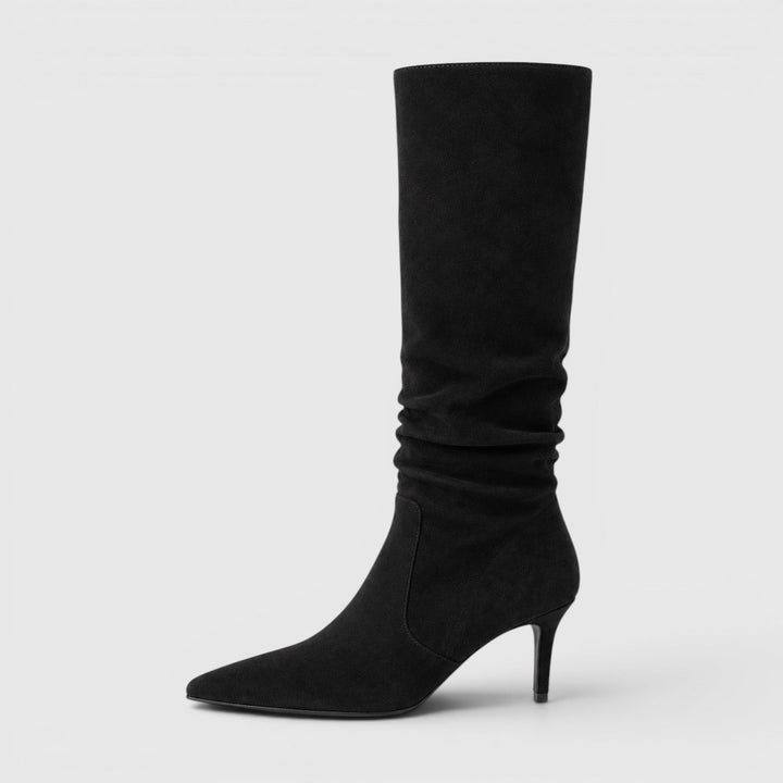 Botas altas de mujer con tacón de aguja que estilizan. Un look de moda elegante para otoño, invierno y eventos.