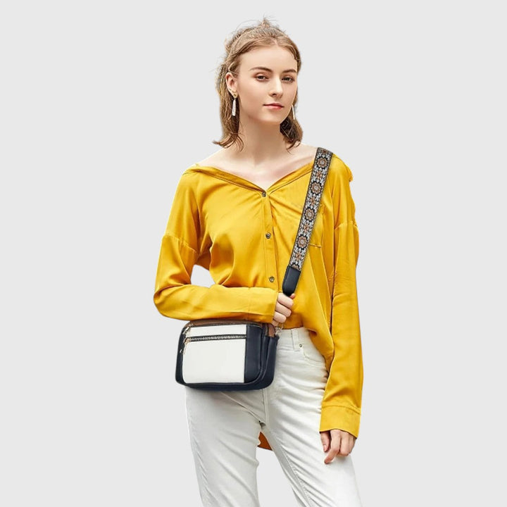Mujer usando bolso de hombro con correa floral ajustable. Accesorio versátil para un look casual y chic.