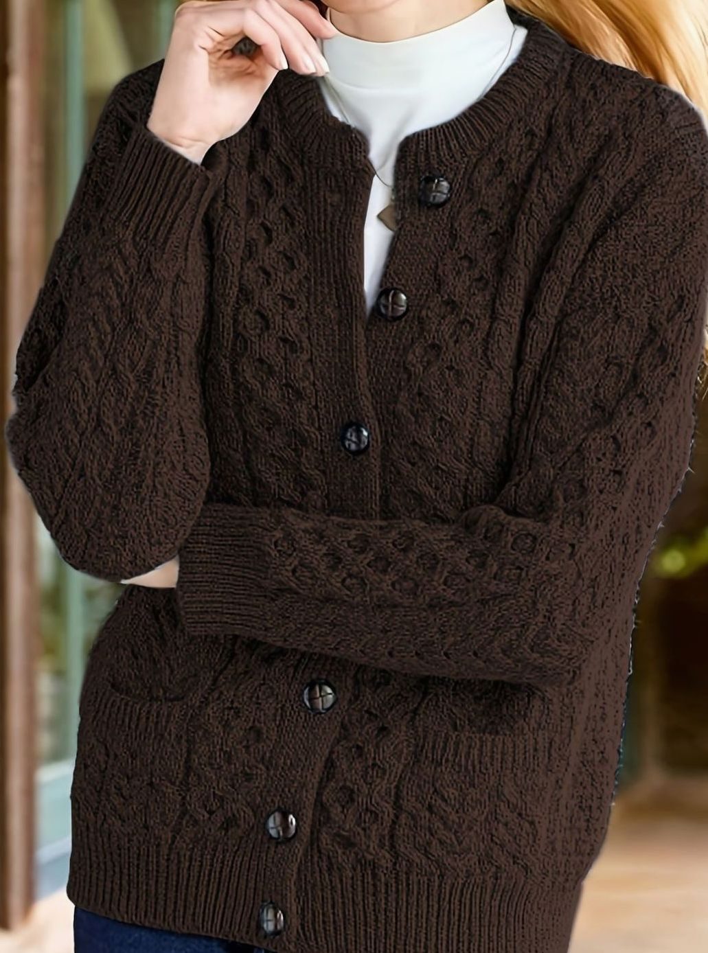 Cárdigan mujer punto trenzado beige con botones; corte relajado y elegante. Ideal para moda otoño.