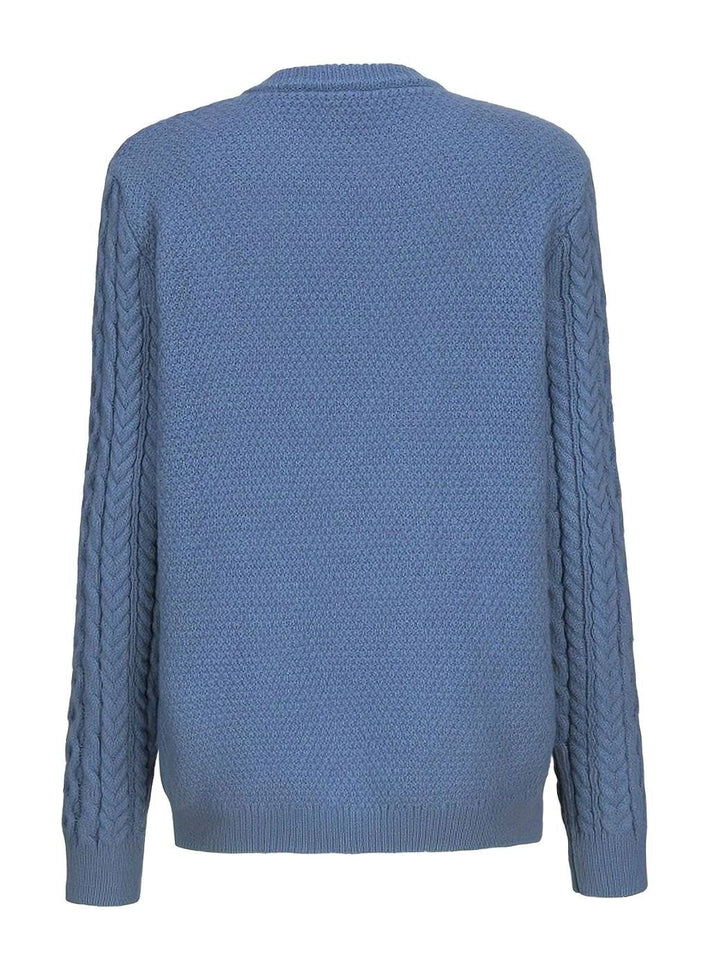 Cárdigan femenino corte relajado, tejido punto trenzado. Elegante prenda de punto con botones.