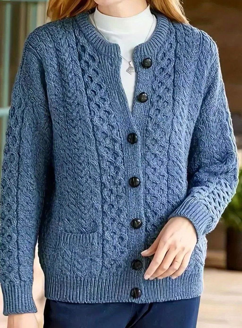 Prenda de punto trenzado para mujer, estilo cárdigan con botones. Corte relajado y versátil.