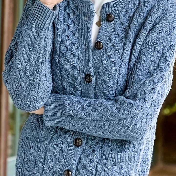 Ropa de abrigo: cárdigan mujer punto trenzado. Con botones, corte relajado. Ideal para moda otoño.