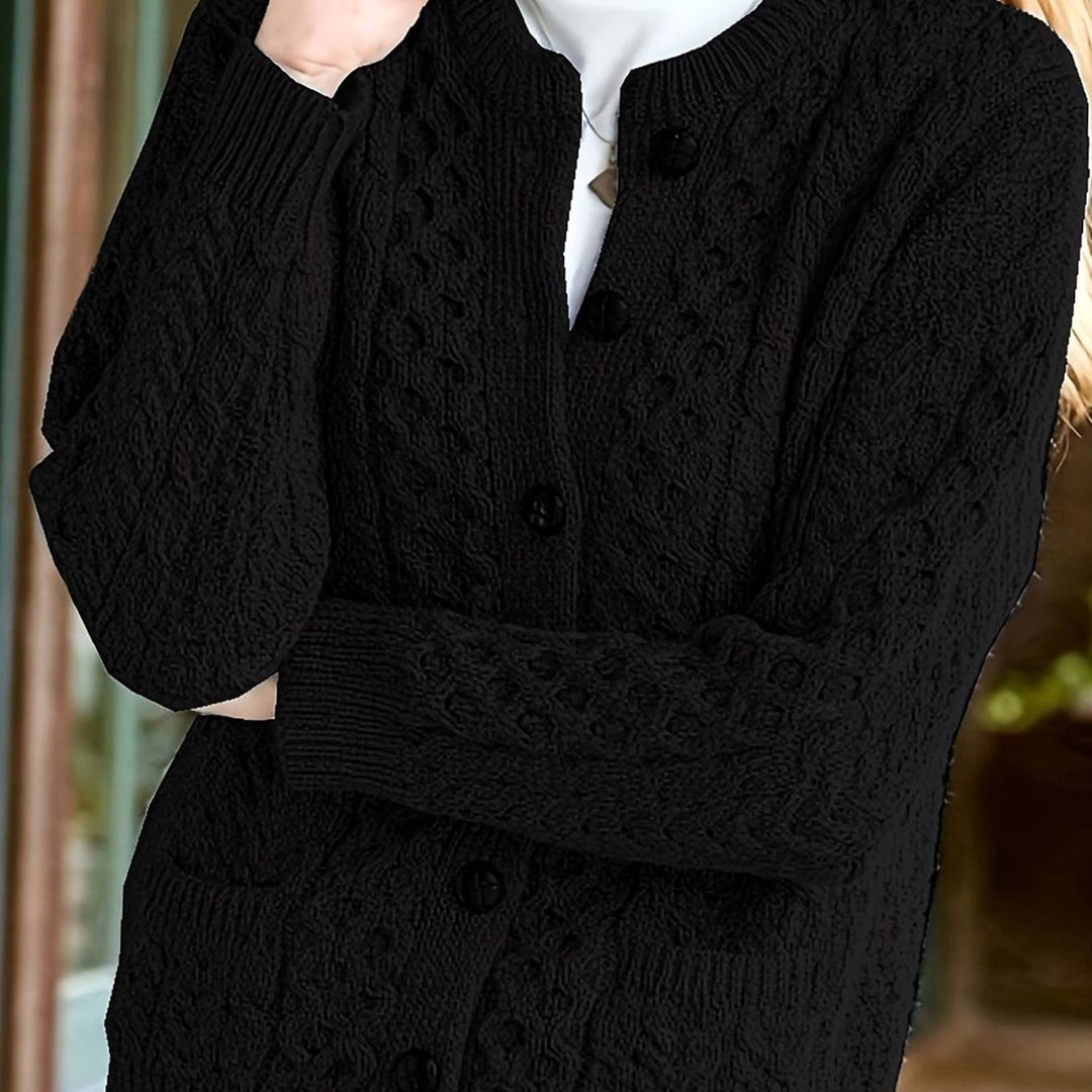 Cárdigan versátil para mujer, punto trenzado y botones. Estilo corte relajado, moda otoño elegante.