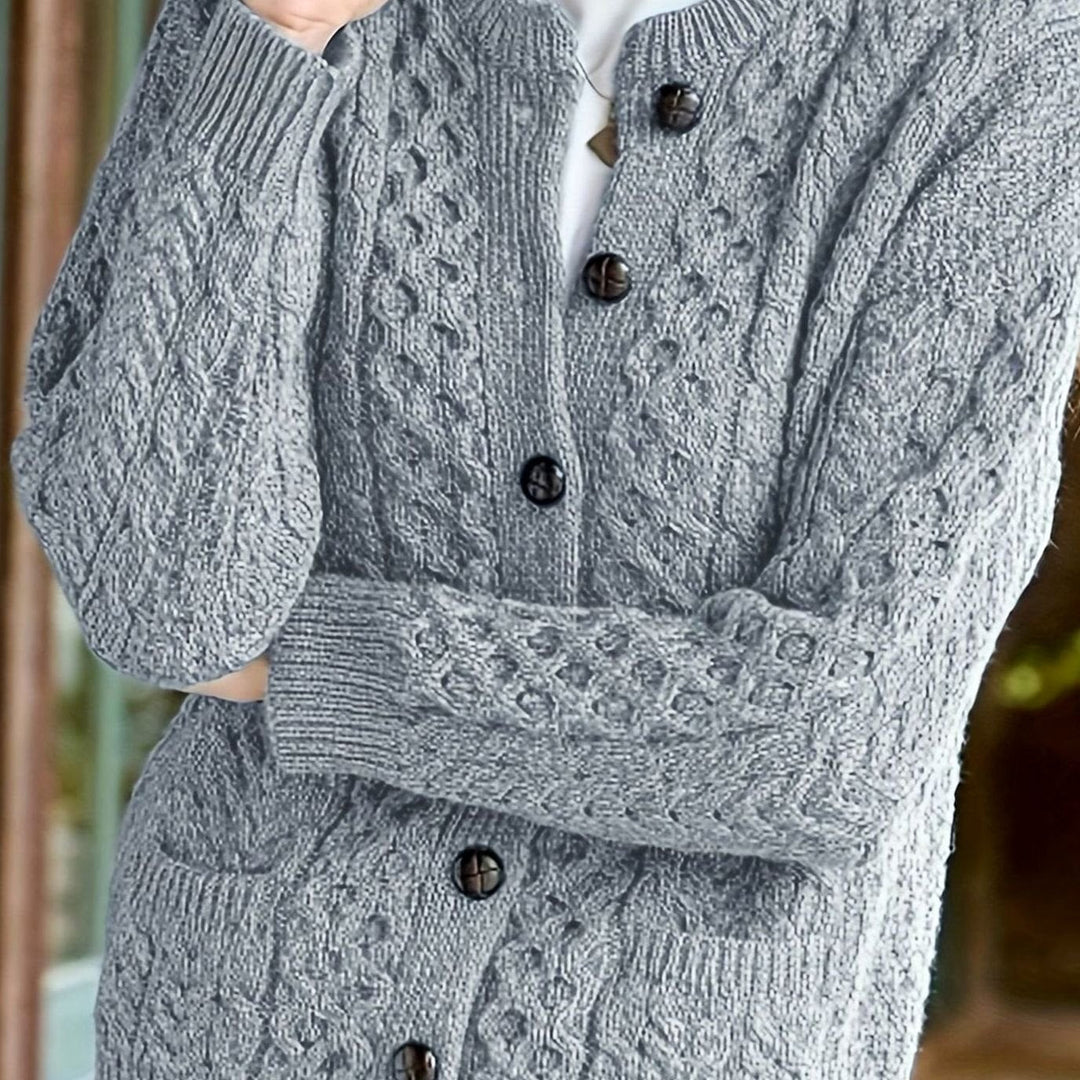 Jersey cárdigan mujer con punto trenzado y botones. Diseño corte relajado, prenda de otoño.