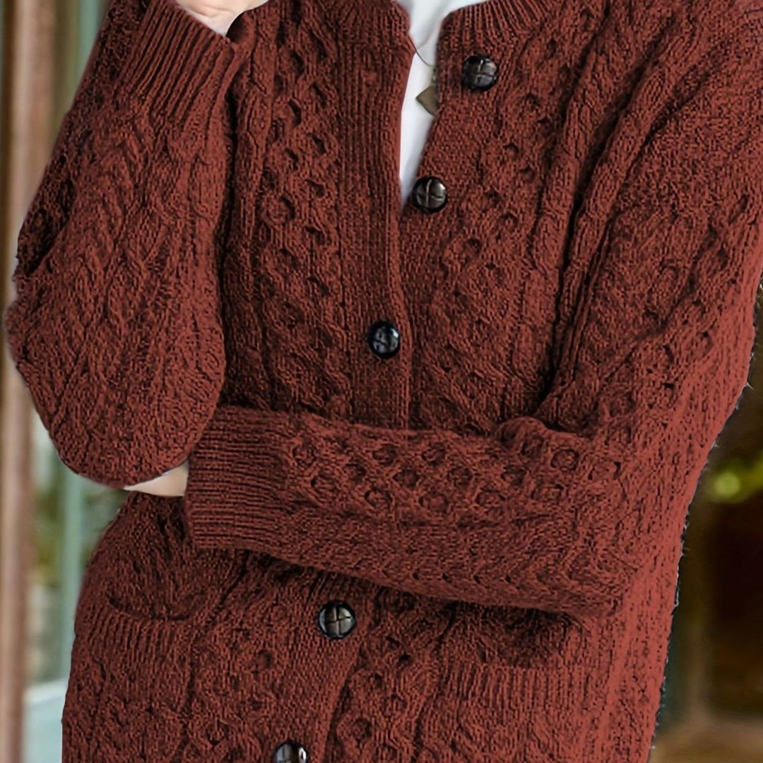 Elegante cárdigan de punto trenzado para mujer. Con botones y corte relajado, prenda versátil.