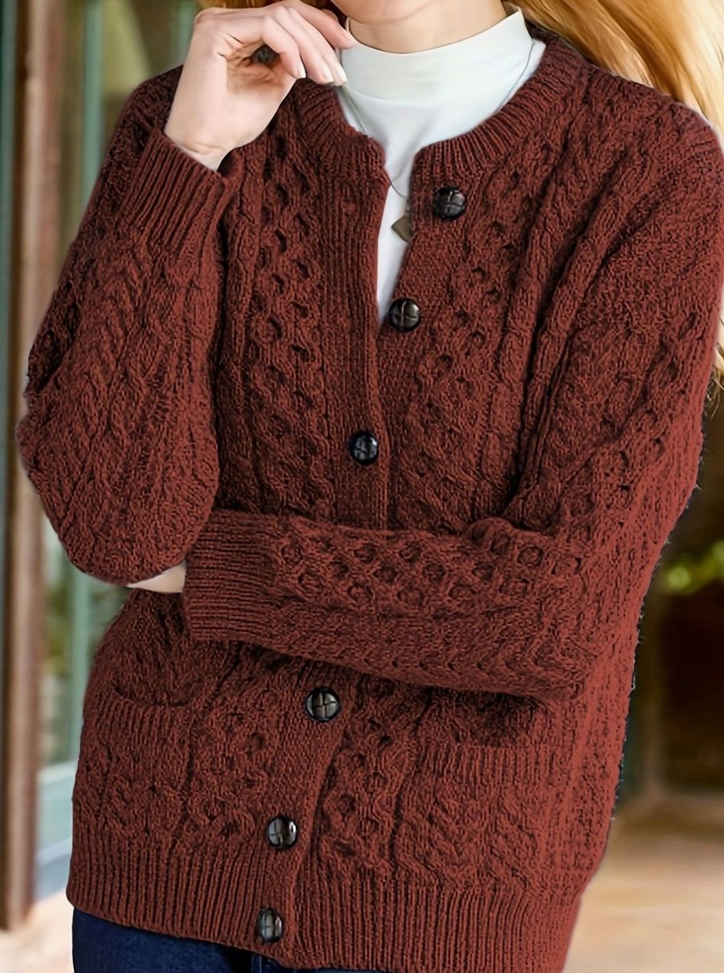Prenda de punto femenina: cárdigan botones, diseño trenzado. Ropa de abrigo versátil para mujer.