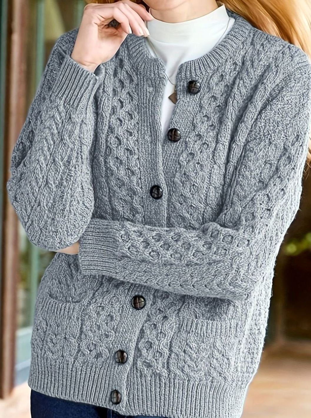 Cárdigan de punto trenzado para mujer, corte relajado. Jersey femenino elegante con botones.