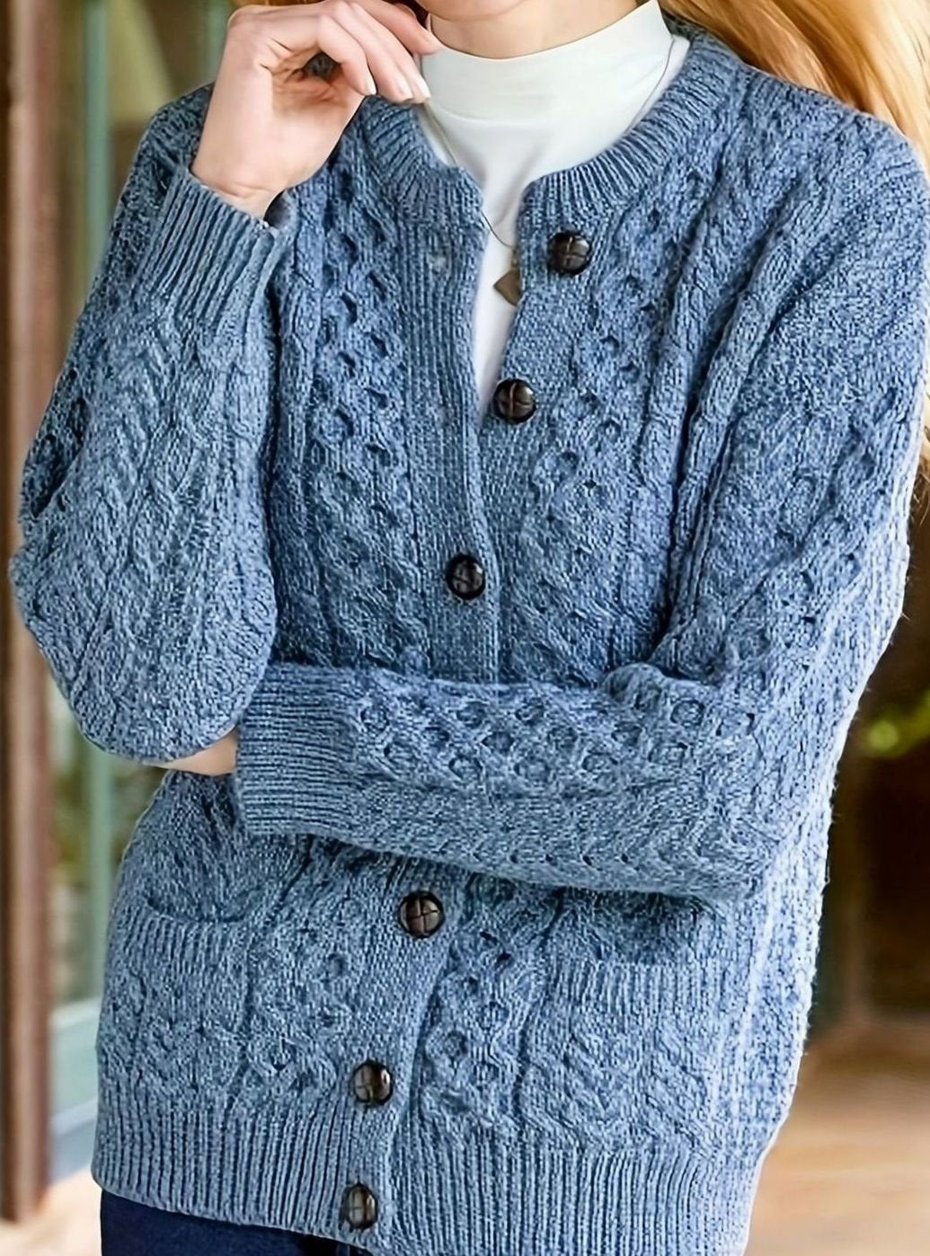 Moda otoño: cárdigan mujer con botones, estilo punto trenzado. Prenda de abrigo cómoda y versátil.
