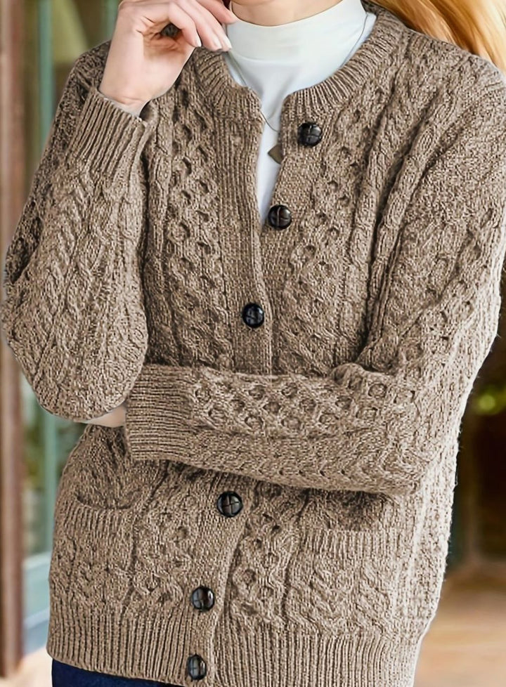 Detalle de punto trenzado en cárdigan mujer corte relajado. Elegante cárdigan con botones.