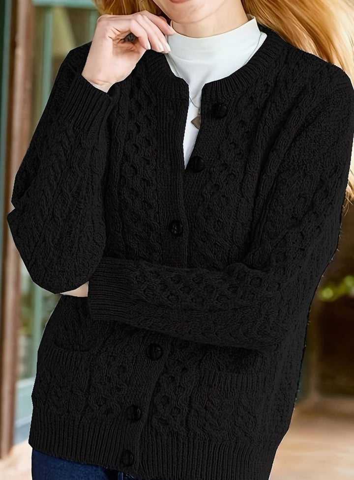 Cárdigan para mujer en color crema, punto trenzado y botones. Estilo corte relajado para otoño.