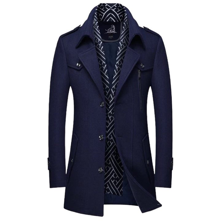 Abrigo clásico de hombre con corte medio, bolsillos frontales y cierre de botones. Ideal para invierno elegante.