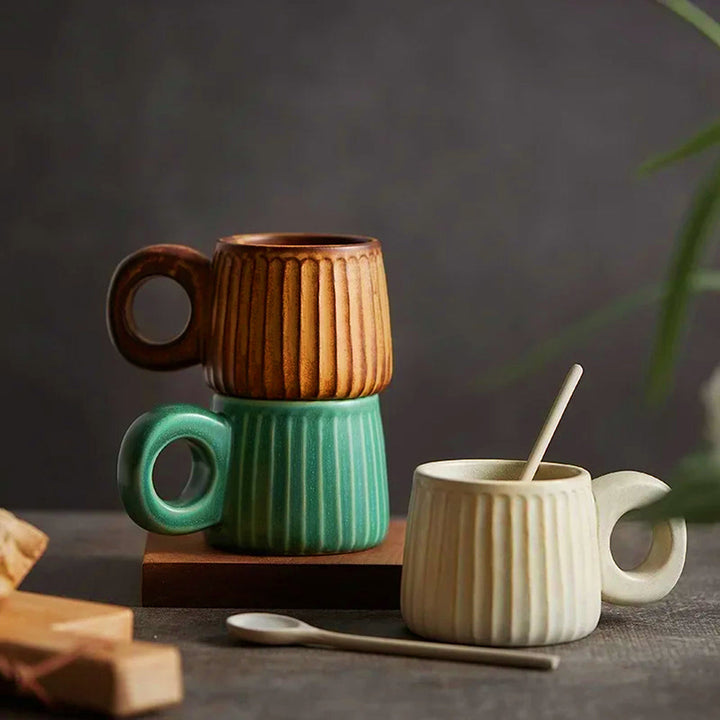 Juego de tazas de gres artesanal para café o té, ideal para la cocina rústica o como regalo original.