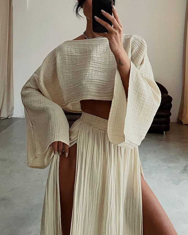 Moda femenina de verano: atuendo casual elegante, top crop y falda larga fluida.