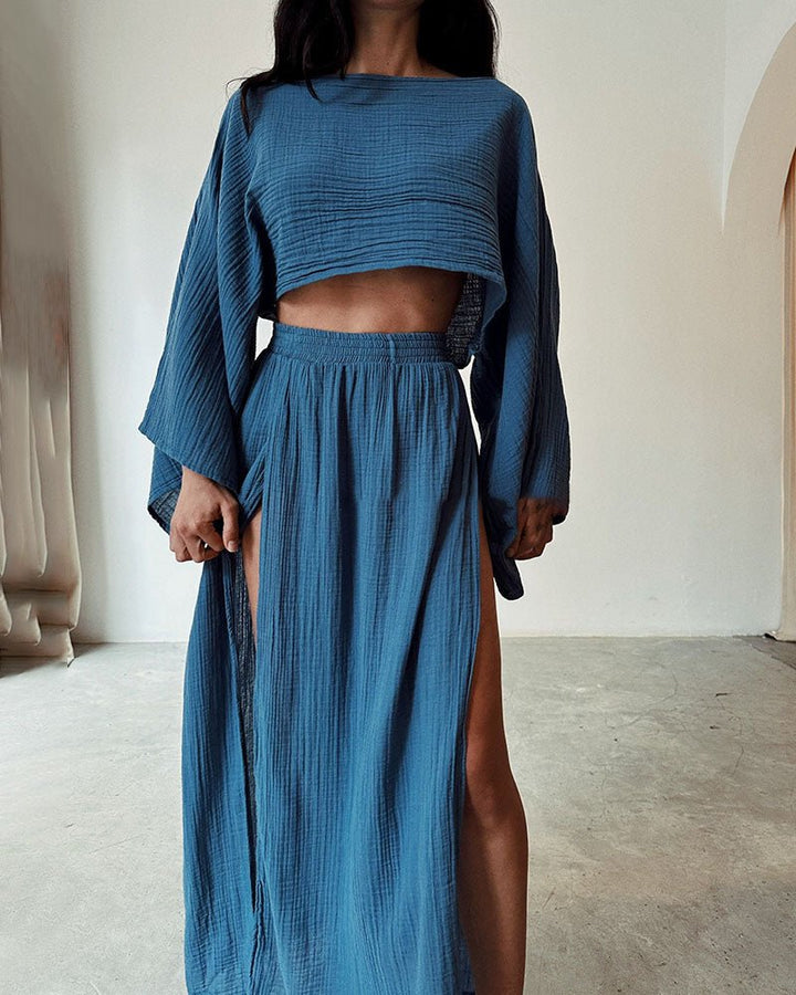 Atuendo de mujer, top corto y falda fluida, conjunto elegante y bohemio para el verano.