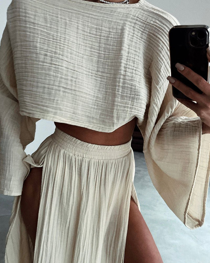 Moda bohemia para mujer, conjunto de verano, top crop y falda larga para un look casual.
