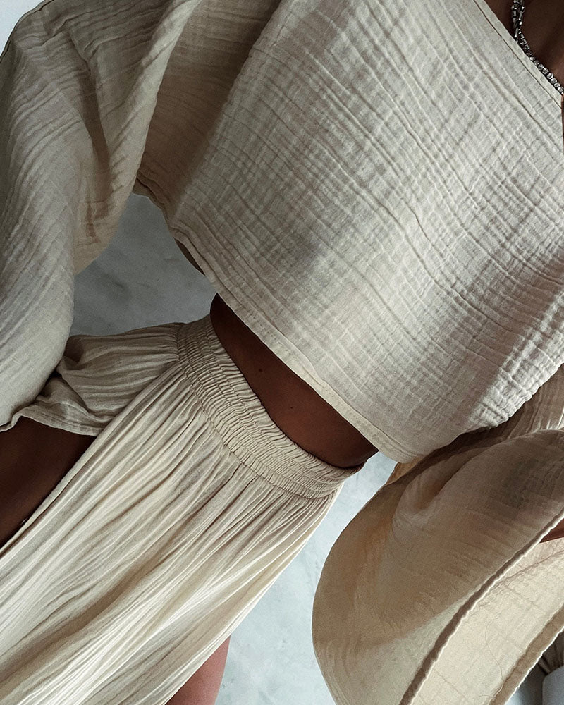 Ropa elegante de verano: conjunto de dos piezas, top corto y falda fluida para vacaciones.