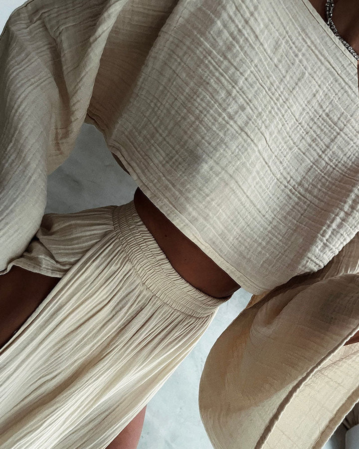 Ropa elegante de verano: conjunto de dos piezas, top corto y falda fluida para vacaciones.