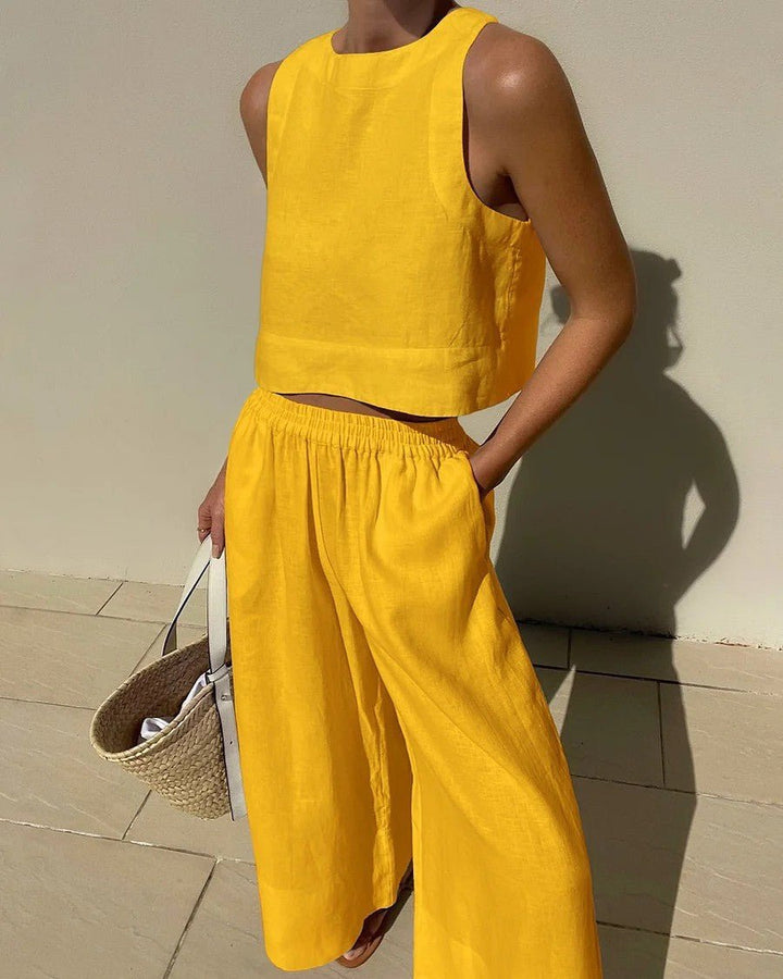 Ropa femenina de verano: conjunto dos piezas con top corto y pantalón talle alto. Un look elegante.