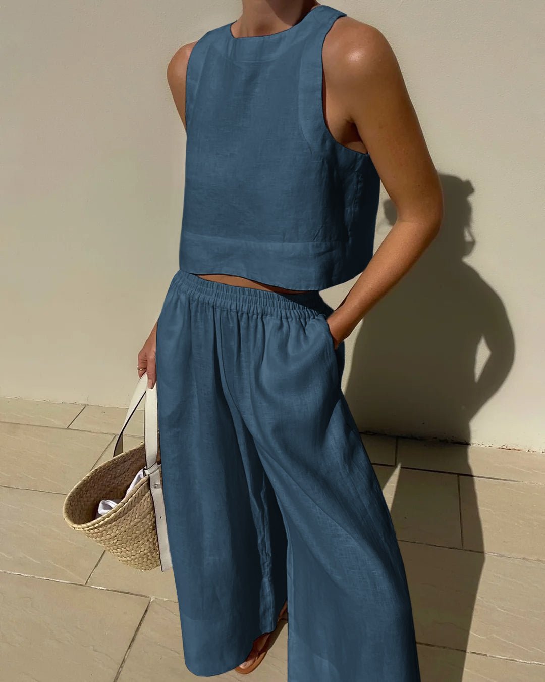 Estilo de verano para mujer: conjunto top corto y pantalón talle alto. Parte de nuestra colección de moda.