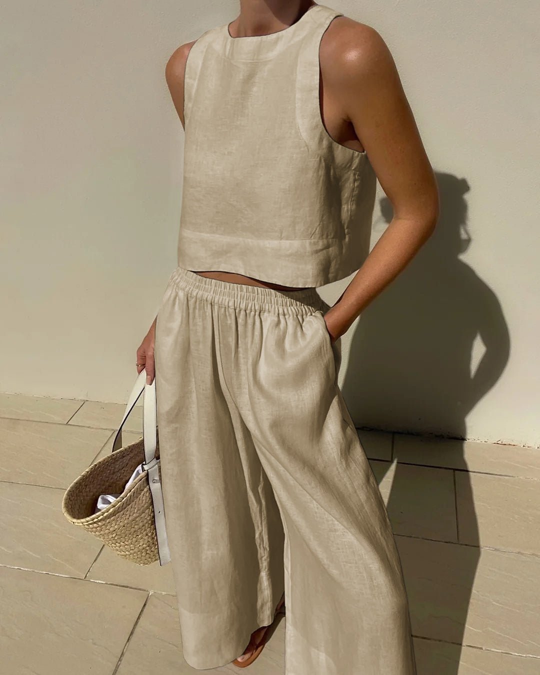 Conjunto de verano femenino: top corto y pantalón talle alto. Outfit cómodo y chic para vacaciones.