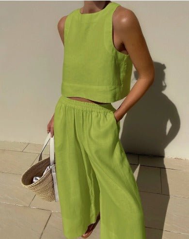 Outfit de verano chic para mujer: top corto y pantalón talle alto. Perfecto para vacaciones y playa.