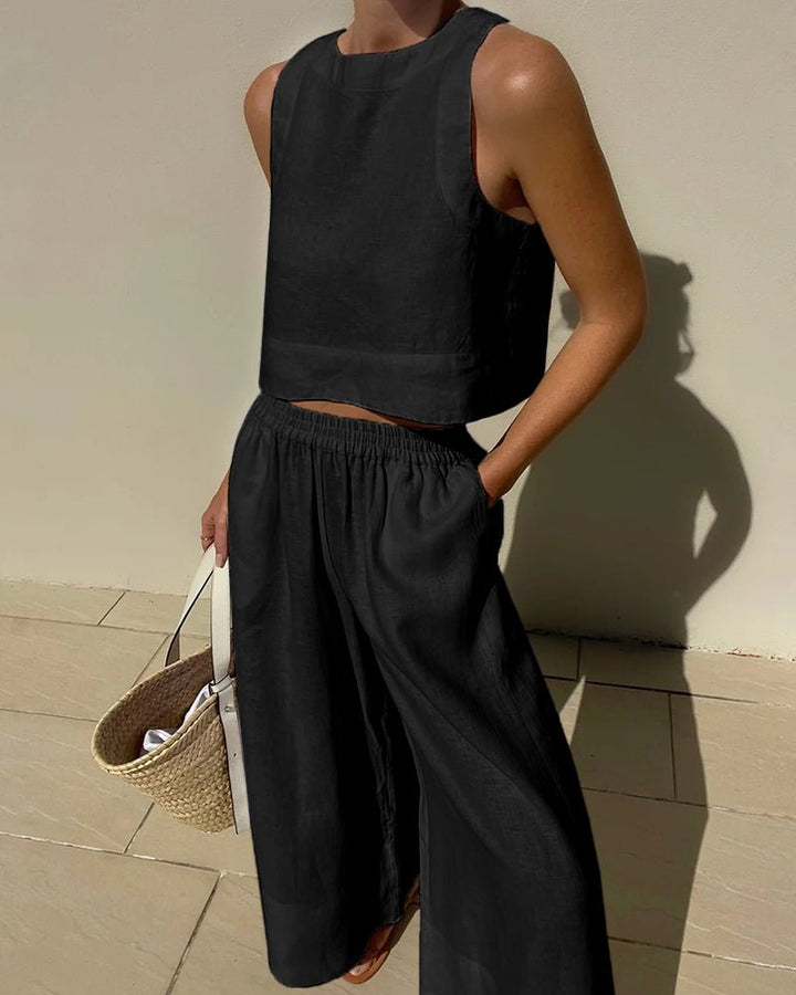 Moda femenina de verano: conjunto con top corto y pantalón de talle alto. Estilo casual elegante.