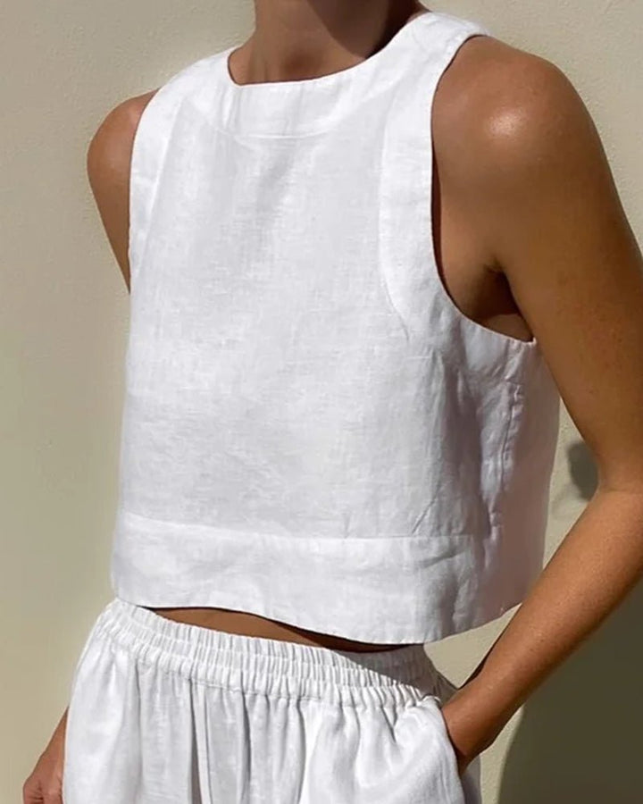 Conjunto de dos piezas para mujer: top corto y pantalón talle alto. Ropa de verano cómoda y de tendencia.