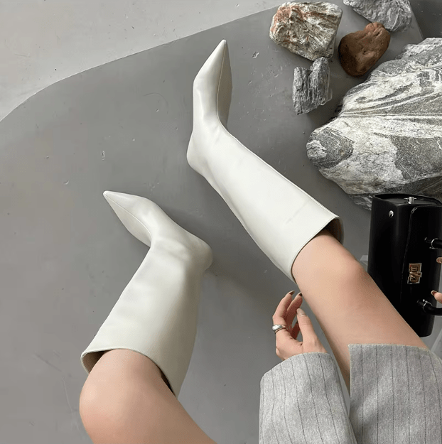 Botas altas blancas para mujer, elegantes y con punta estilizada. Calzado versátil para otoño e invierno.