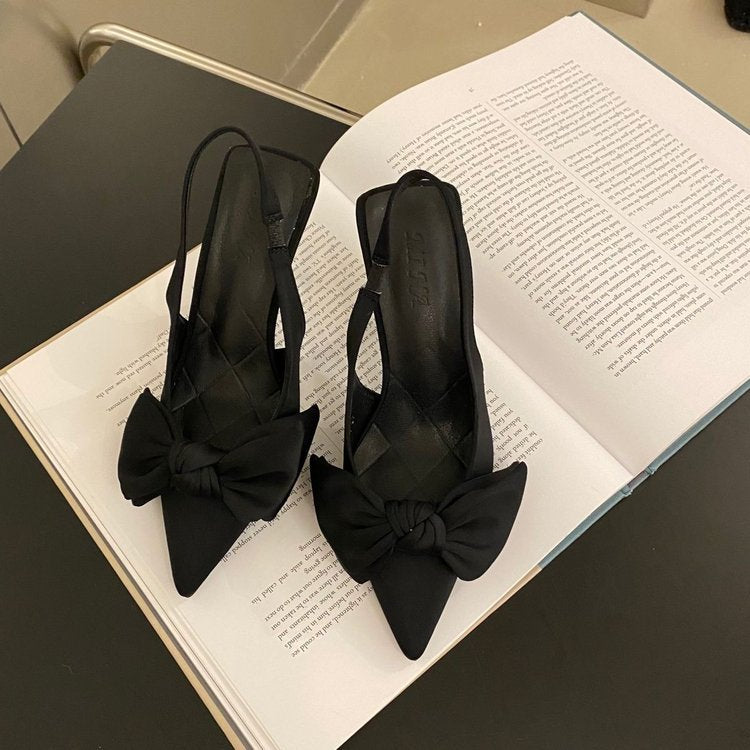 Tacones elegantes de mujer con lazo, estilo pump. Calzado femenino cómodo para moda, fiesta y oficina.