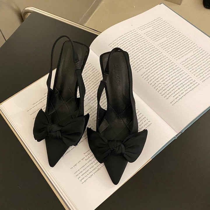 Tacones elegantes de mujer con lazo, estilo pump. Calzado femenino cómodo para moda, fiesta y oficina.