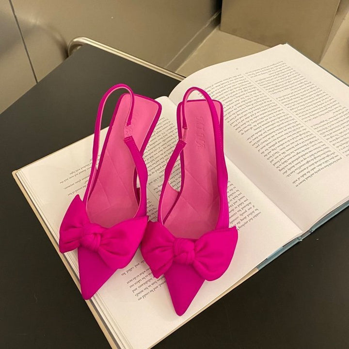 Zapatos de tacón de mujer elegantes y confortables con lazo. Moda femenina para fiesta y oficina.
