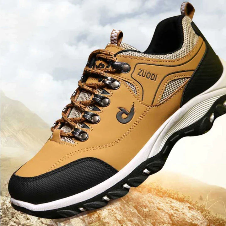 Detalle de malla transpirable en zapatillas de senderismo para hombre. Diseño deportivo y ligero para trekking.