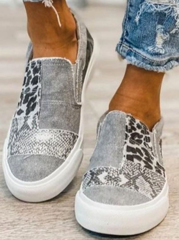 Zapatillas slip-on de lona para mujer con estampado animal, cómodas y sin cordones. Estilo casual.