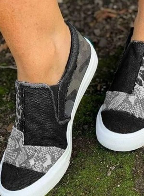 Zapatillas slip-on de lona para mujer con estampado de leopardo y piel serpiente. Calzado casual cómodo.