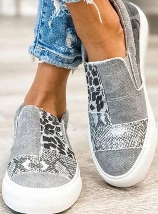 Zapatillas slip-on de lona con estampado animal para mujer. Calzado casual, cómodo y fácil de poner.