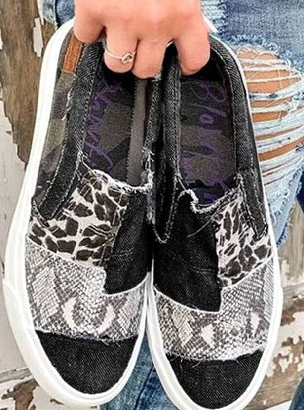 Zapatillas de lona sin cordones con estampado animal para mujer. Diseño moderno, perfectas para uso casual.