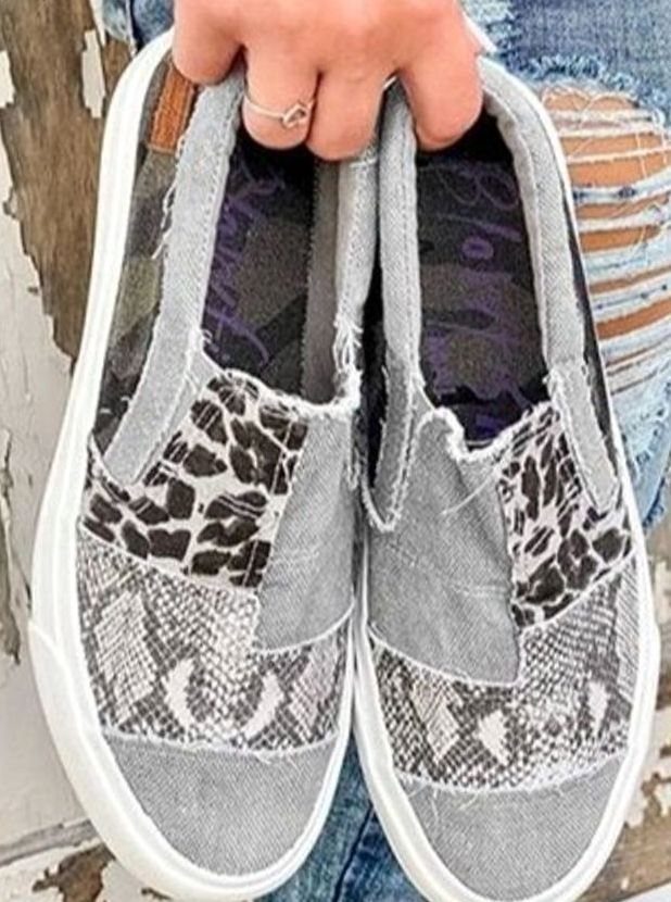 Zapatillas slip-on de lona para mujer con diseño de estampado animal. Calzado versátil y cómodo.