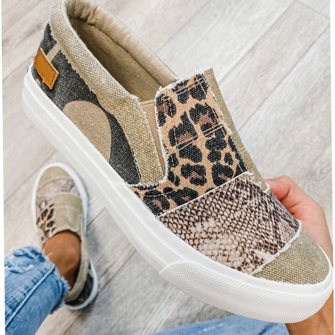 Zapatillas de lona slip-on con estampado animal para mujer. Ideales para un look casual y cómodo diario.