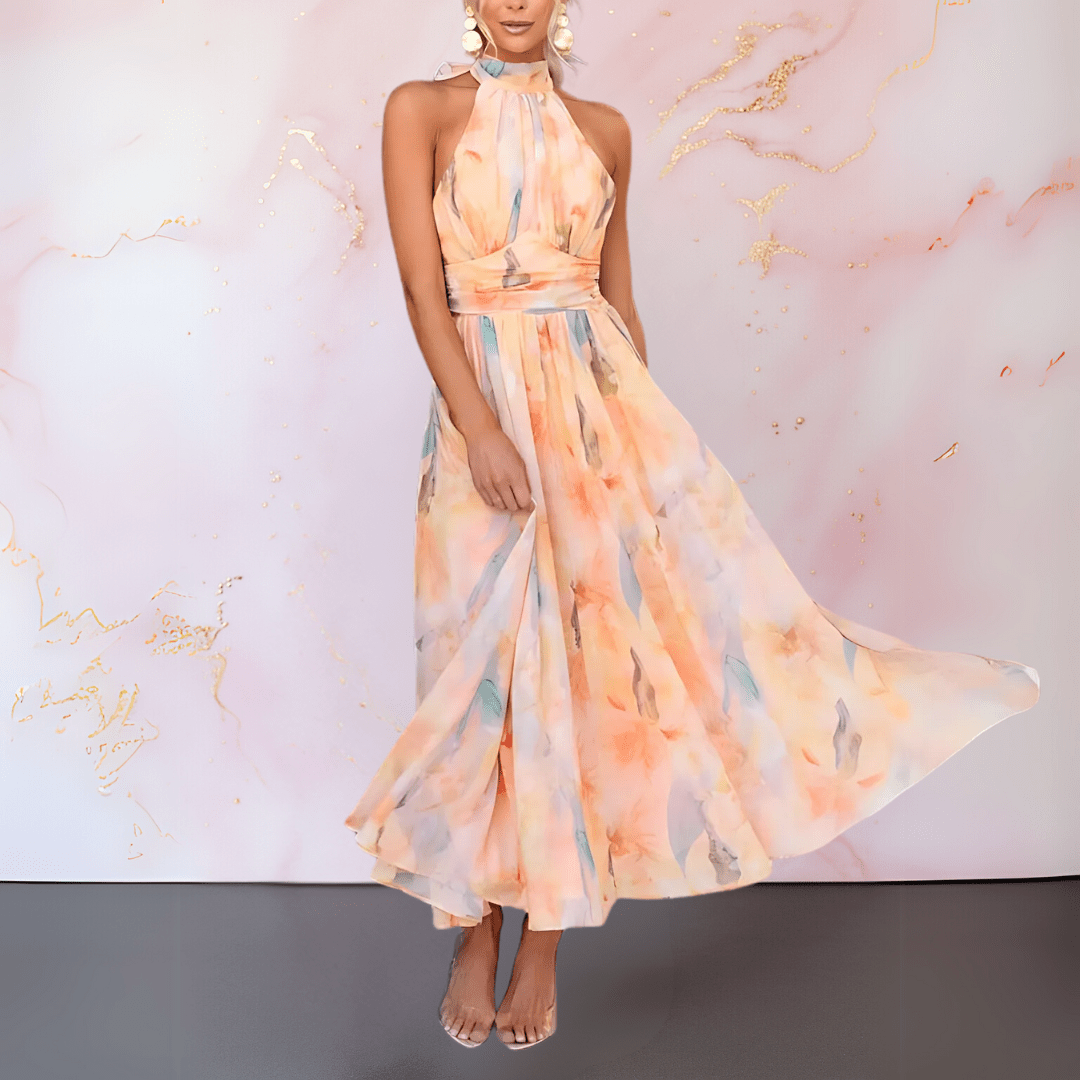 Elegante vestido naranja fluido de mujer con espalda abierta, perfecto para ocasiones especiales.