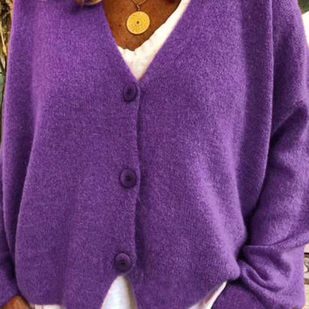 Cárdigan mujer holgado, cuello V, botones frontales. Ropa cómoda de punto para un look casual diario.