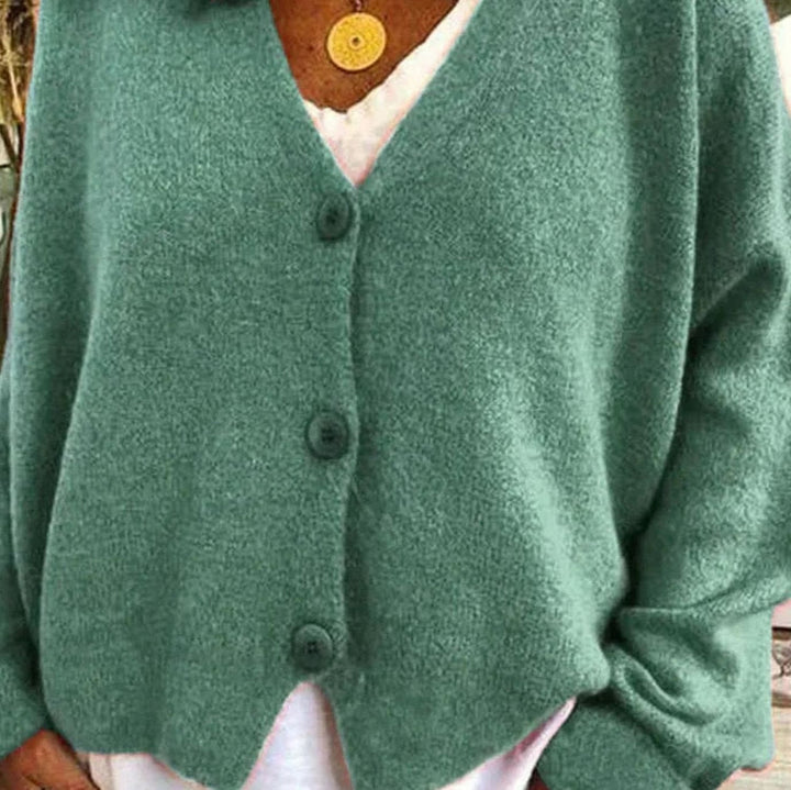 Cárdigan gris oscuro mujer, cuello V, botones frontales. Ropa cómoda para estilo casual.