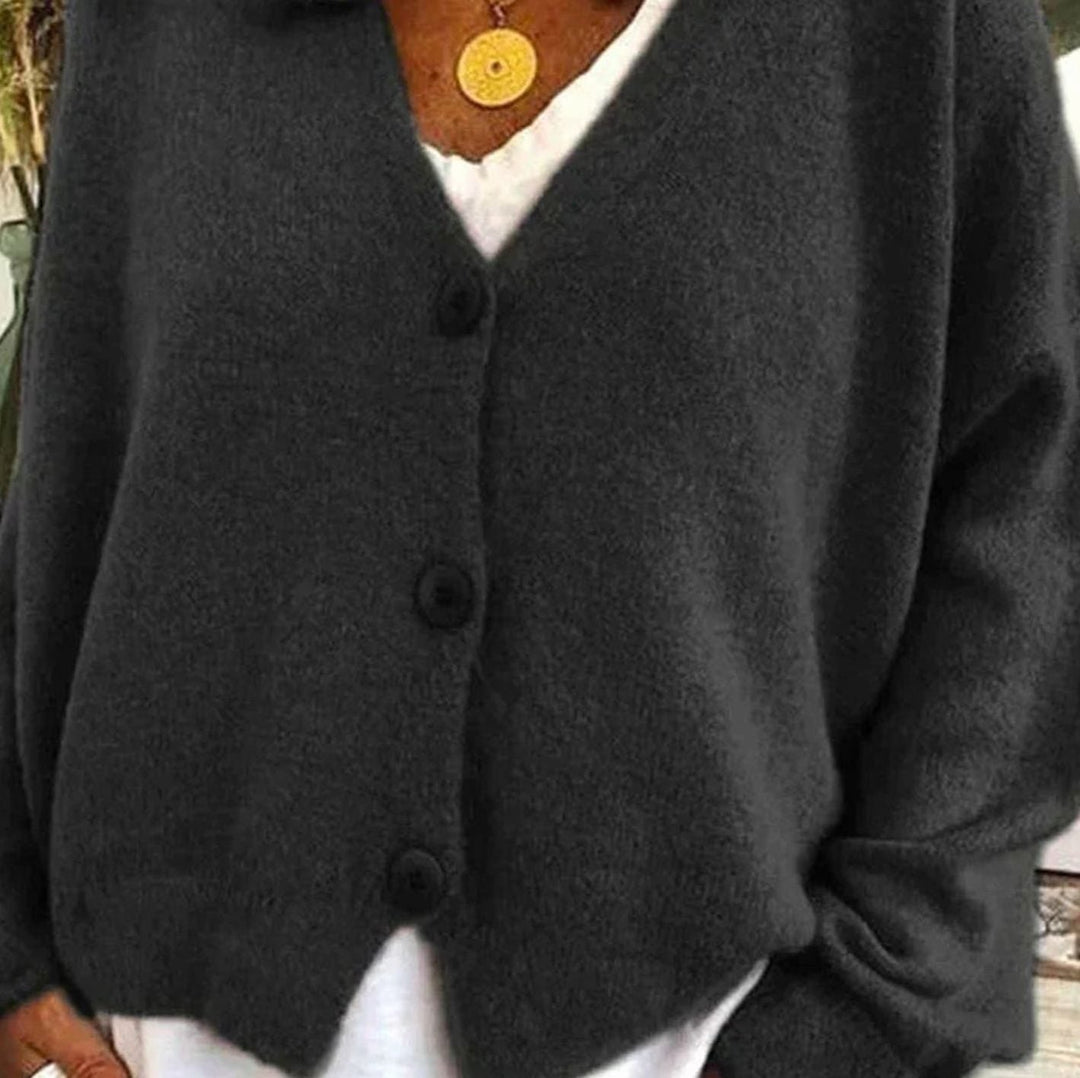 Moda femenina: Cárdigan holgado con cuello V y botones. Prenda versátil para capas en otoño.