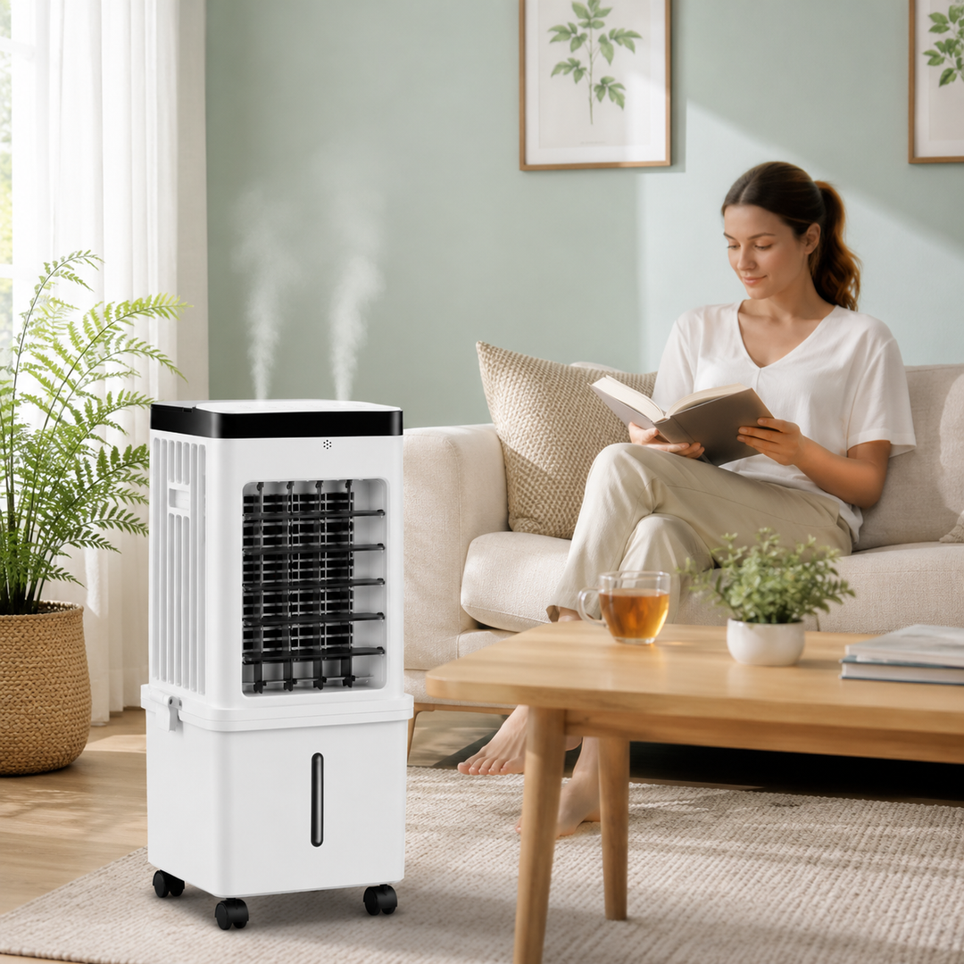 Enfriador de aire móvil 12L refrescando una oficina. Solución potente y plegable para el calor.