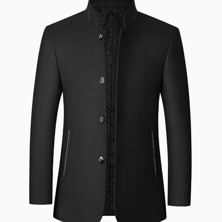 Abrigo de paño elegante para hombre. Diseño entallado y cuello alto, ideal para la moda masculina de invierno.