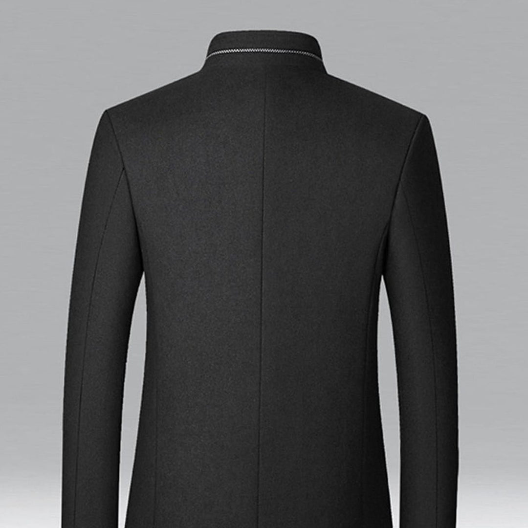 Abrigo de paño premium para hombre. Con cuello alto y corte entallado, ideal para un estilo invernal sofisticado.