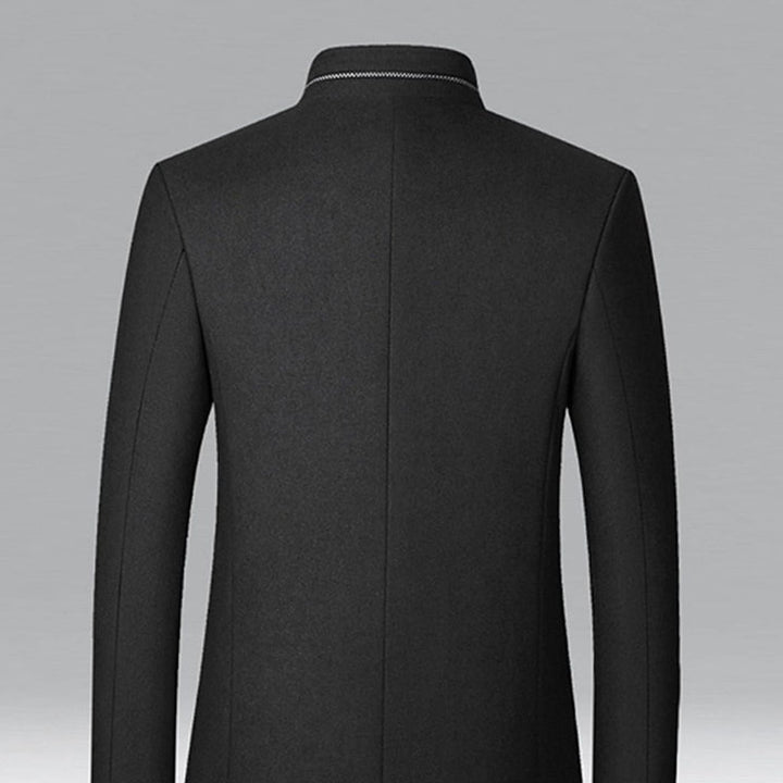 Abrigo de paño premium para hombre. Con cuello alto y corte entallado, ideal para un estilo invernal sofisticado.