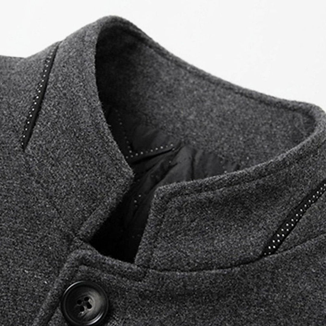 Ropa de abrigo de paño para hombre. Diseño entallado y cuello alto, perfecto para el invierno elegante y casual.