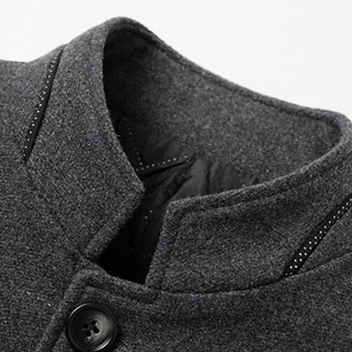 Ropa de abrigo de paño para hombre. Diseño entallado y cuello alto, perfecto para el invierno elegante y casual.
